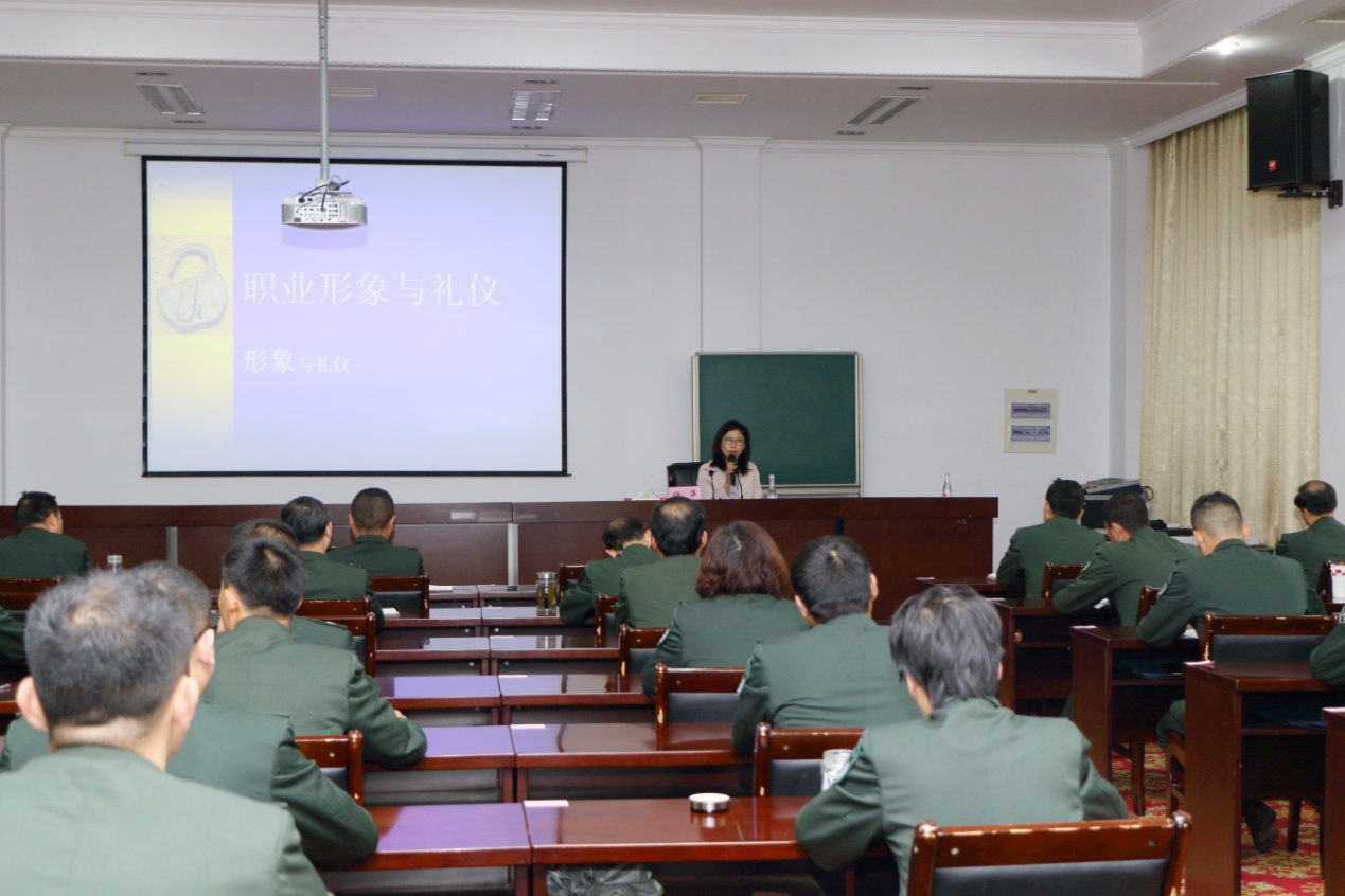任萍副教授讲授《职业形象与礼仪》