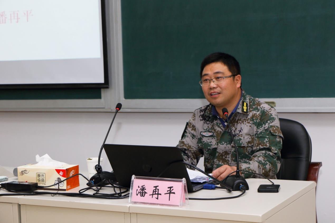 街道人武部长潘再平讲授《谈基层武装干部能力要求》